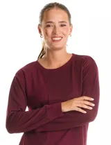 Buzo de manga larga con cuello a la base, confeccionado en tejidos combinados con texturas lisas y acanaladas. Presenta un diseño con tajos laterales en el ruedo.