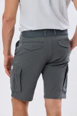 Bermuda cargo color azul marino, de gabardina con bolsillos laterales con solapa en las piernas y presillas para cinturón. Incluye cinturón de lona trenzada oscura con detalles en cuero sintético y hebilla metálica.