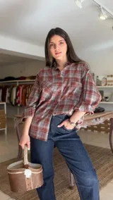 Camisa de manga larga con estampado a cuadros en tonos bordó y gris, de corte oversize y con bolsillos frontales con solapa.