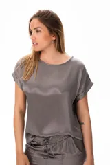 Blusa gris de viscosa, con escote redondo y mangas cortas con dobladillo.