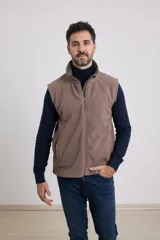 Chaleco marrón de polar con cierre frontal y cuello alto.