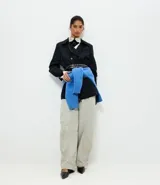 Pantalón de corte balloon y tiro alto, confeccionado en poliamida, con cintura elástica, bolsillos laterales y diseño con recortes.