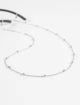 Correa para lentes de cadena fina metálica plateada con pequeñas esferas distribuidas a lo largo de toda la pieza.