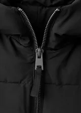 Campera puffer negra con capucha, cuello alto y cierre frontal de cremallera doble. Diseño acolchado de manga larga con acabado repelente al agua.