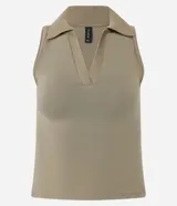 Blusa sin mangas de algodón con cuello polo y escote en V, de corte ajustado al cuerpo.