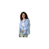 Camisa de manga larga celeste con diseño a rayas verticales blancas, cuello clásico, cierre frontal con botones y bordado frontal en tono rosado.