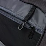 Mochila Caterpillar modelo Le Meije, color gris oscuro, diseñada para trekking y uso urbano. Cuenta con compartimento principal con cremallera en U, bolsillos organizadores internos, bolsillo frontal, cordón elástico exterior, bolsillos laterales de red y correas acolchadas ajustables.