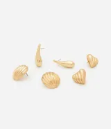 Kit de tres pares de caravanas de metal con baño dorado, que incluye un modelo redondo texturizado, un par en formato de gota lisa y un par con diseño de corazón texturizado.