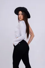 Top blanco de un solo hombro, con manga larga y corte ajustado.