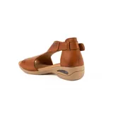 Sandalia baja Vanzetti modelo Grace, con suela de burbuja color beige, talón cerrado de cuero marrón y tiras en el empeine con estampado combinado de leopardo, cuadros y flores, además de hebilla metálica ajustable.