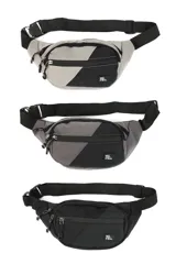 Riñonera negra con múltiples compartimentos con cierre, correa ajustable y parche decorativo con texto en el frente.