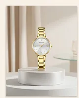 Reloj de pulsera analógico para mujer con caja y malla de eslabones en color dorado. Presenta una esfera minimalista de fondo claro con índices lineales y movimiento de cuarzo japonés.