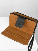 Billetera grande color negro con diseño combinado de cuero texturizado y cuero charolado con efecto reptil. Cuenta con cierre perimetral, solapa frontal con broche magnético y logo de búho grabado, e incluye una correa de mano extraíble.
