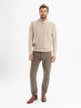 Pantalon de pana de corte recto, color marrón, con cierre frontal y bolsillos laterales.