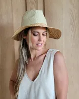 Sombrero de playa de paja color beige, con protección UV y cinta interior ajustable.