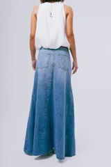 Pollera larga de denim azul con diseño en paneles y corte evasé, con terminación deshilachada en el ruedo.