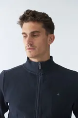 Campera negra de algodón con cierre completo, cuello alto, bolsillos laterales, puños y logo bordado en el pecho.