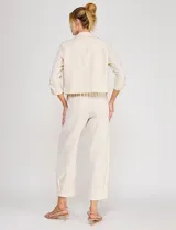 Pantalón holgado de lino color beige de la marca Allie Rose, con tiro alto y pretina elastizada con cordón de ajuste.