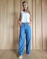 Pantalón de jean estilo wide leg con costuras verticales frontales, tiro alto y bolsillos laterales.