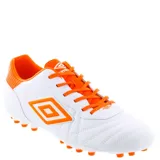 Championes de fútbol Umbro Touch AT, diseñados para césped natural, con capellada de material sintético blanco y detalles en naranja vibrante. Presentan costuras reforzadas en la puntera para mayor control y durabilidad, cierre con cordones y suela con tapones moldeados para tracción óptima.