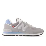 Championes New Balance 574 grises con detalles en blanco y celeste. Confeccionados en gamuza y tela, con logo "N" en los laterales y tecnología ENCAP en la entresuela.