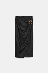 Falda midi negra de tiro alto con detalle de aplicación de madera a contraste en delantero y frunces. Cierre en espalda con cremallera oculta en costura.