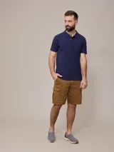 Chomba azul marino de piqué de algodón con cuello clásico y tapeta de dos botones. Logo bordado en el pecho. Corte clásico.