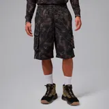 Pantalón cargo convertible de corte holgado con estampado camuflado en tonos oscuros. Presenta cintura elástica, bolsillos laterales tipo cargo y diseño desmontable en las rodillas.