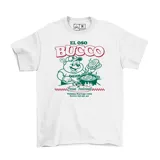Remera blanca de manga corta con estampado gráfico central en colores verde y rojo. El diseño presenta un personaje de oso cocinero con el texto 'El Oso Bucco' y detalles de cocina tradicional.