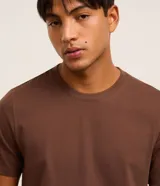 Remera básica de corte regular para hombre, color verde militar, con mangas cortas y cuello redondo.