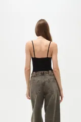 Body de breteles finos, corte ajustado al cuerpo, con cuello recto y cierre inferior con broches.