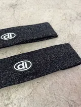 Vincha deportiva negra de lycra con logo blanco estampado.