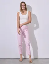 Pantalón de gabardina elastizada color rosa claro, de corte recto y largo al tobillo.