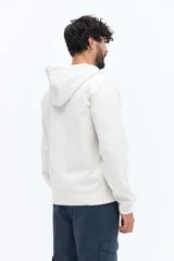 Campera de felpa azul marino con cierre frontal, capucha ajustable con cordones blancos y bolsillos canguro. Presenta un pequeño parche estampado en el pecho izquierdo.