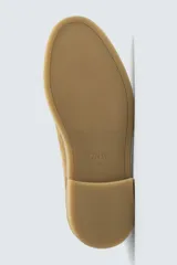 Bota estilo Chelsea de hombre, color marrón, fabricada en piel con acabado serraje (gamuza). Presenta elásticos laterales oscuros y suela de goma a tono con tacón bajo.