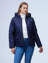 Campera capitoneada azul marino con capucha desmontable, cierre metálico central, bolsillos delanteros y avíos metálicos con logo de la marca Michael Kors.