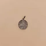 Medalla religiosa de San Benito circular, fabricada en plata 925 con acabado envejecido que resalta los detalles del relieve.
