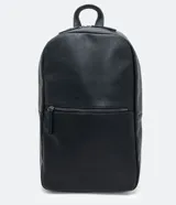 Mochila masculina de estilo business, confeccionada en poliuretano reciclado con acabado texturizado. Presenta un diseño minimalista sin estampado, con cierre principal de cremallera y un bolsillo frontal con cierre.