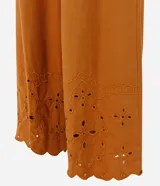 Pantalón pantacourt de Marfinno, color tostado, de corte amplio y cintura ancha. Con detalles de bordado calado tipo broderie y terminación ondulada en el bajo.