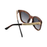 Lentes de sol con montura de madera clara y acetato, con lentes marrones degradados.