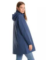 Gabardina impermeable de corte evasé en color azul. Presenta cierre frontal oculto con botones a presión, cuello alto, capucha fija y bolsillos laterales con cierre. Incluye forro interno.