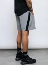 Short deportivo Umbro negro con paneles laterales en gris claro. Confeccionado en tejido de elasticidad en cuatro direcciones.