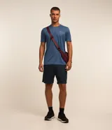 Remera deportiva de manga corta con cuello redondo, confeccionada en tejido técnico de poliéster con tecnología de secado rápido. Presenta recortes laterales en poliamida y detalles reflectantes.