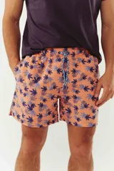 Short de baño azul con franjas horizontales en celeste y azul claro. Cuenta con cintura elástica ajustable con cordón, dos bolsillos laterales y uno trasero.