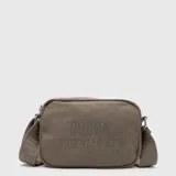 Cartera tipo bandolera de lona color verde militar, con cierre superior y correa ajustable. Presenta el logo de la marca y coordenadas geográficas estampadas en el frente.