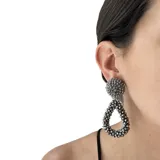 Aros colgantes con base circular de mostacillas turquesas y dije de lágrima tramado con cristales de colores.