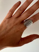Anillo plateado con forma de concha marina, de acero inoxidable y tamaño ajustable.