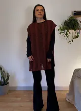 Remerón/chaleco marrón de tejido translúcido con tajos laterales.