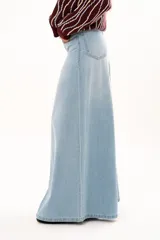 Jean de tiro alto con diseño de pierna extra ancha y caída fluida. Cuenta con bolsillos delanteros y traseros, cierre frontal con cremallera y botón metálico.