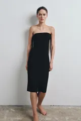 Vestido midi de escote recto y diseño strapless, con corte recto y abertura en la espalda.